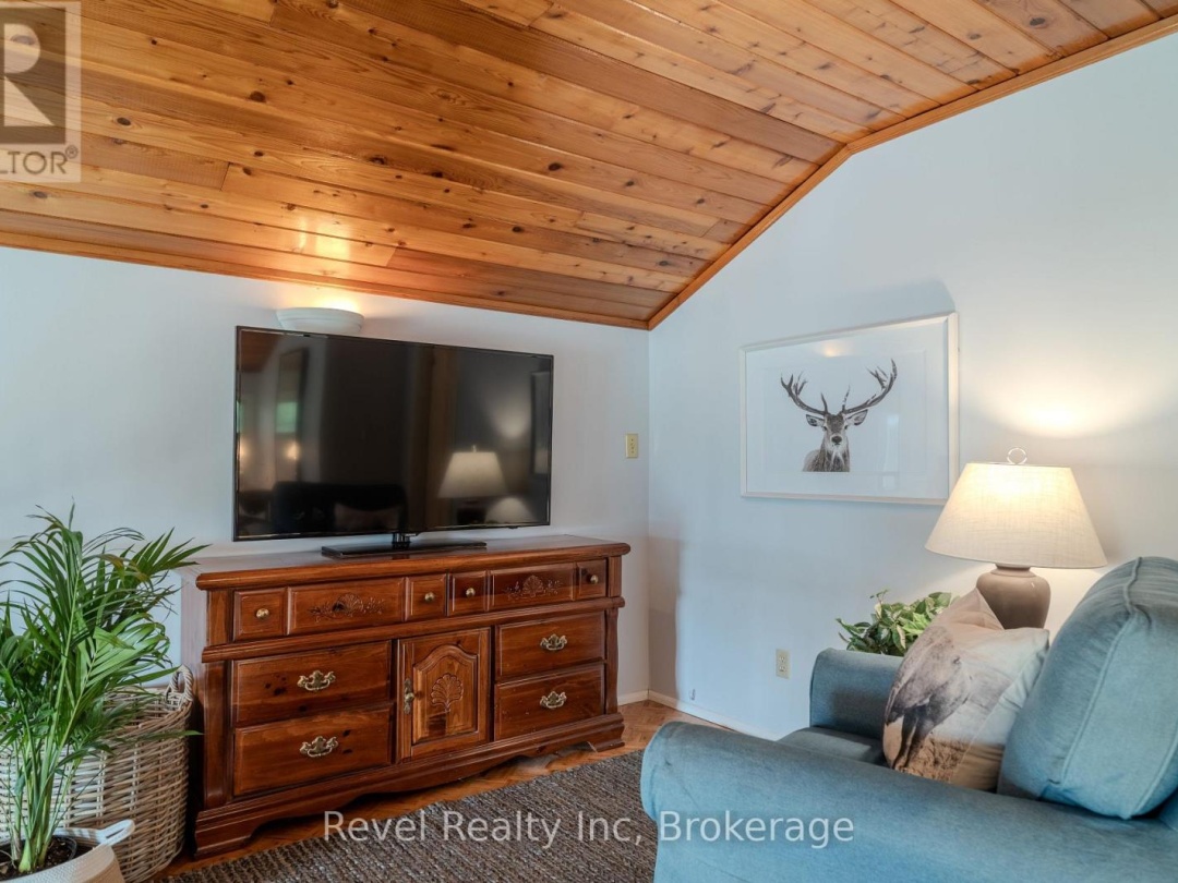 14 Swallow Road, Miller Lake