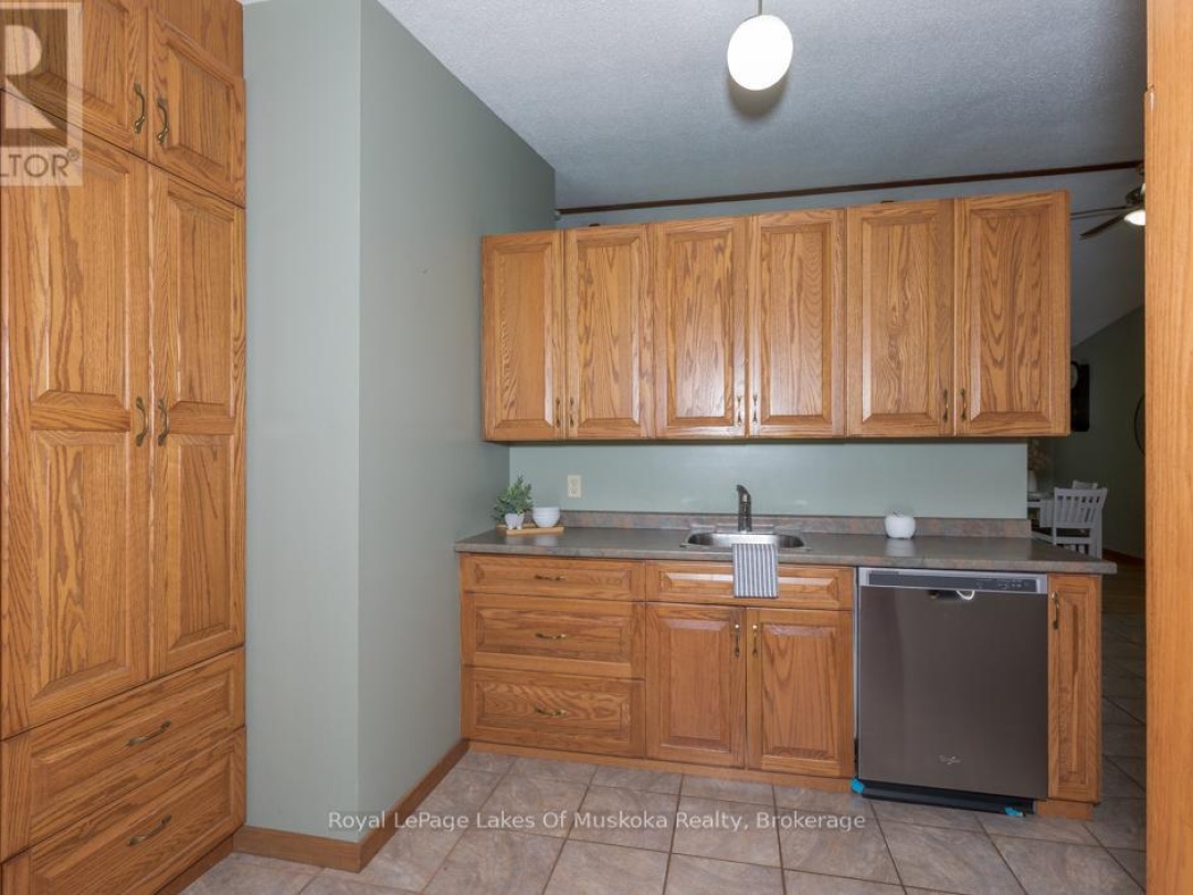 10 MUSKOKA PINES ROAD, 