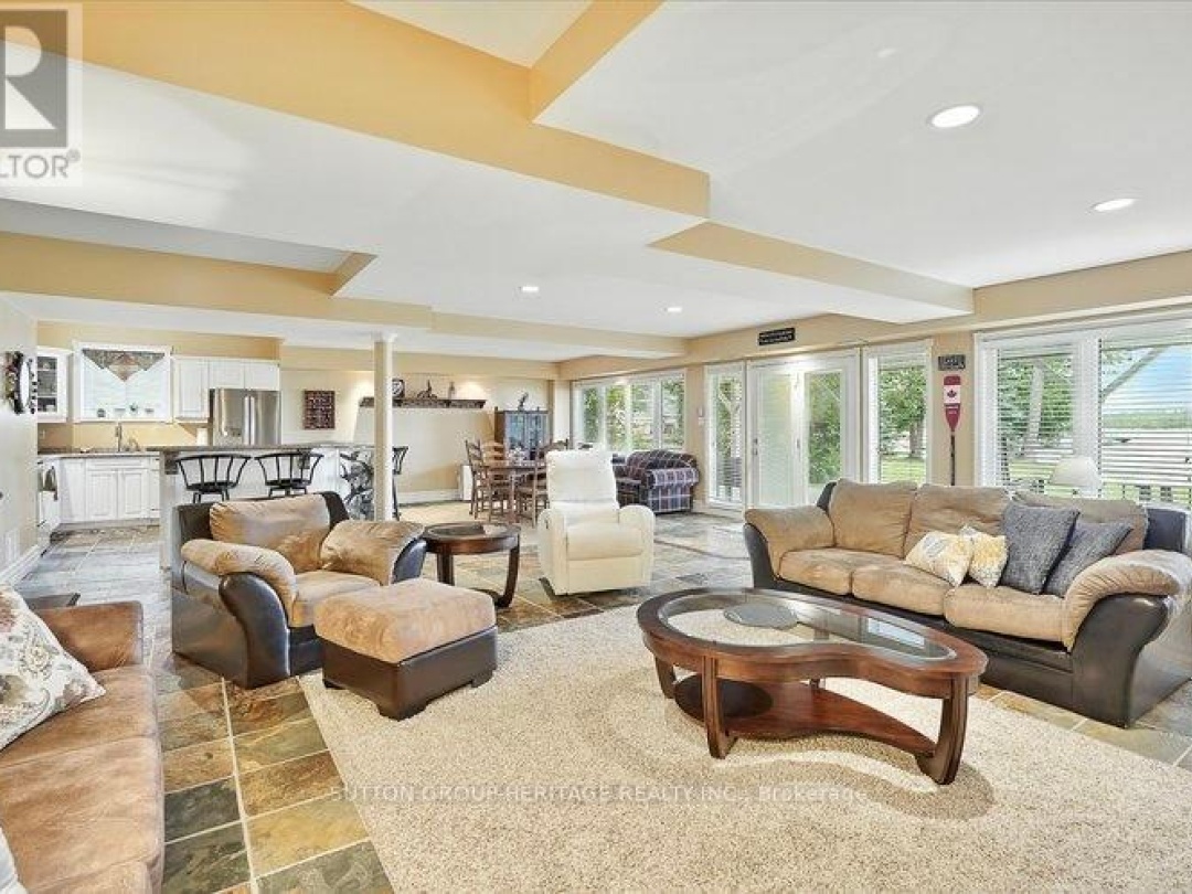 400 FRONT STREET W, 