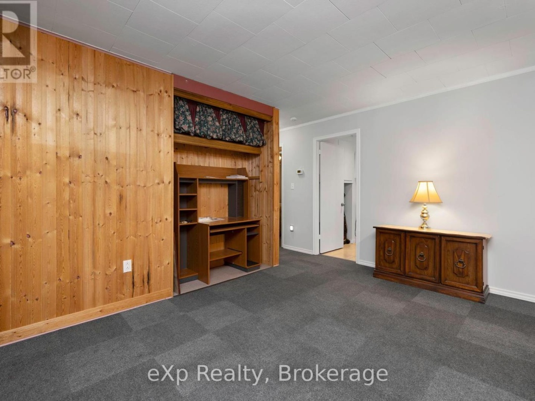 36 ROBERTS LAKE ROAD E, 