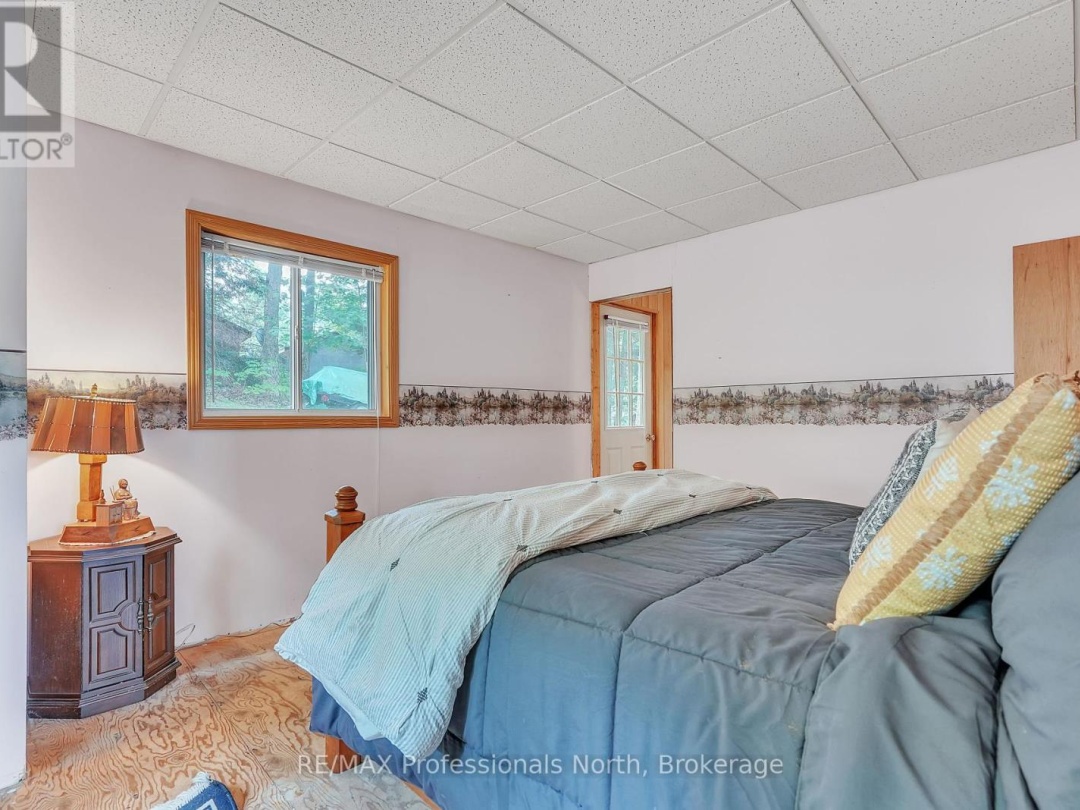 1073 WARD LANE N, 