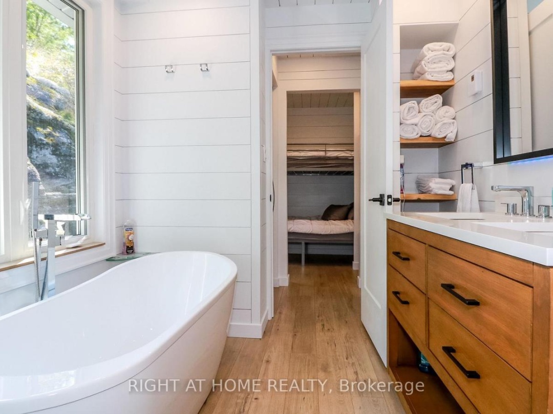 8150 Laidlaw Avenue, Severn Lake