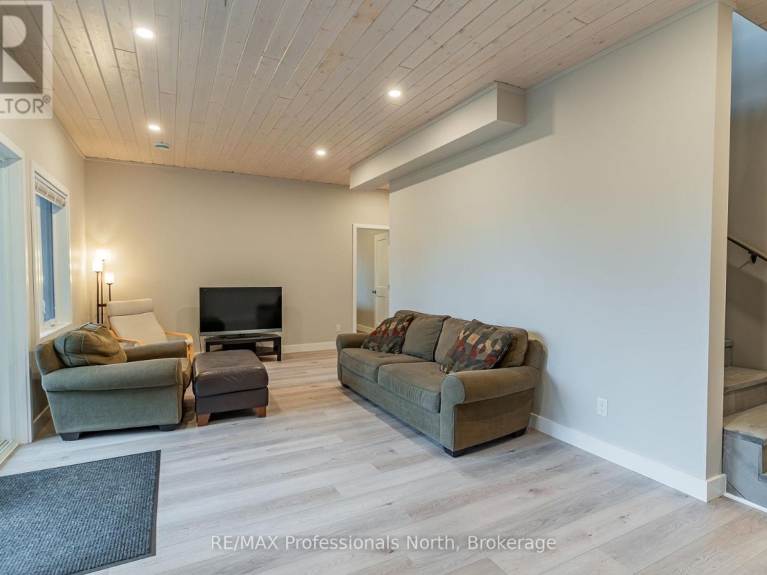 5997 Kennisis Lake Road, Kennisis Lake