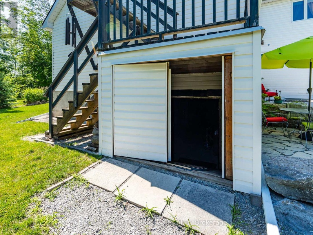 403 MOONSTONE ROAD E, 