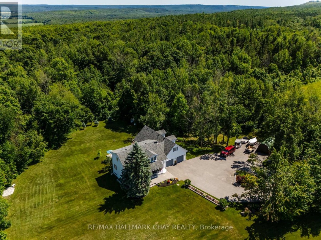 403 MOONSTONE ROAD E, 