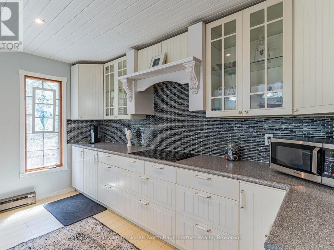 1065 Cloverleaf Road, Kennisis Lake