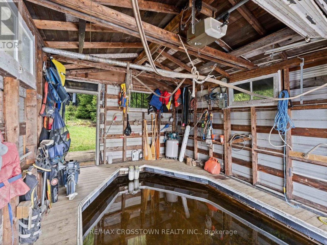 228 Macbeth Island, Wood Lake