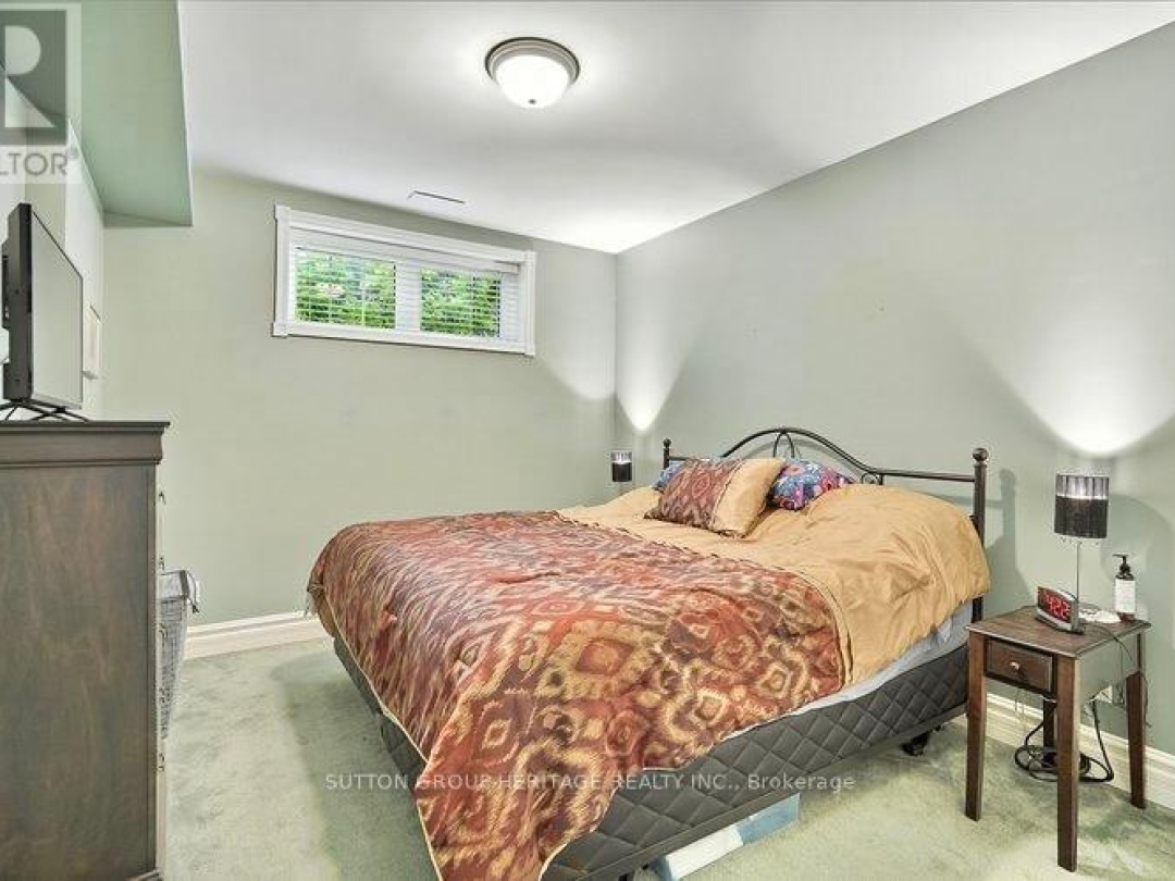 400 FRONT STREET W, 