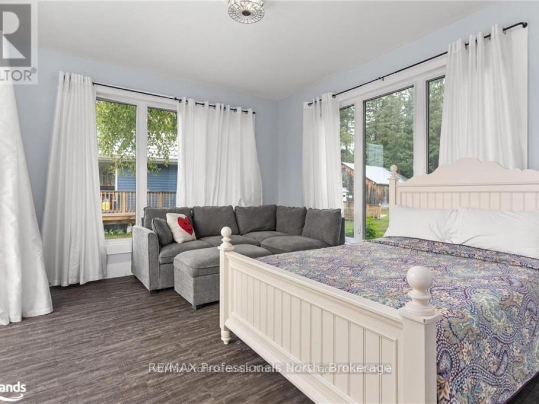 379 Santas Village Road W, Lake Muskoka