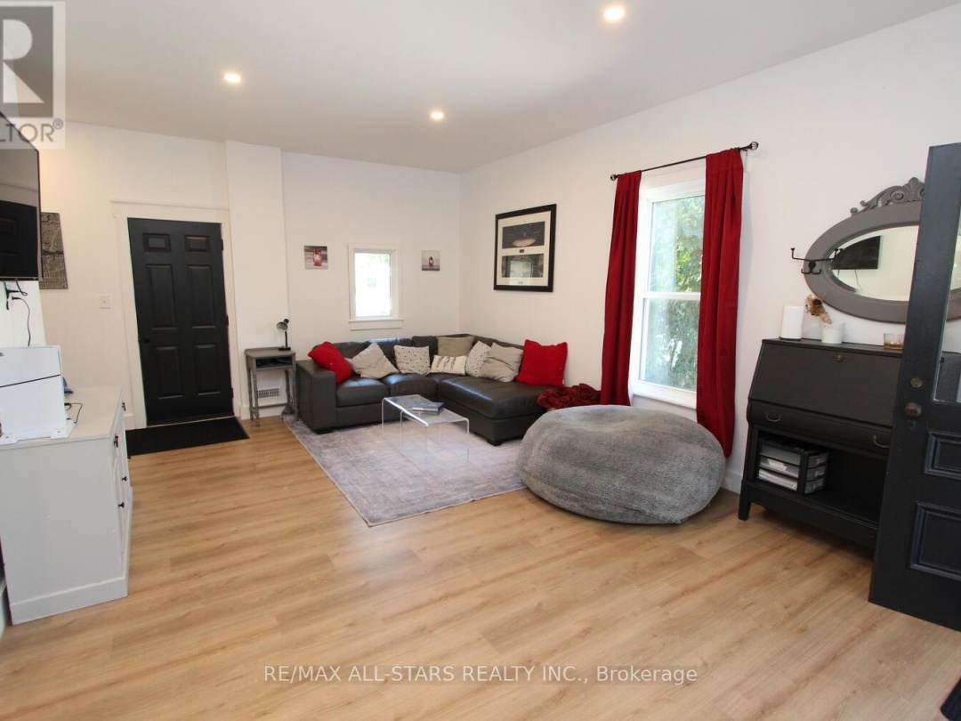 21 FRANCIS STREET E, 