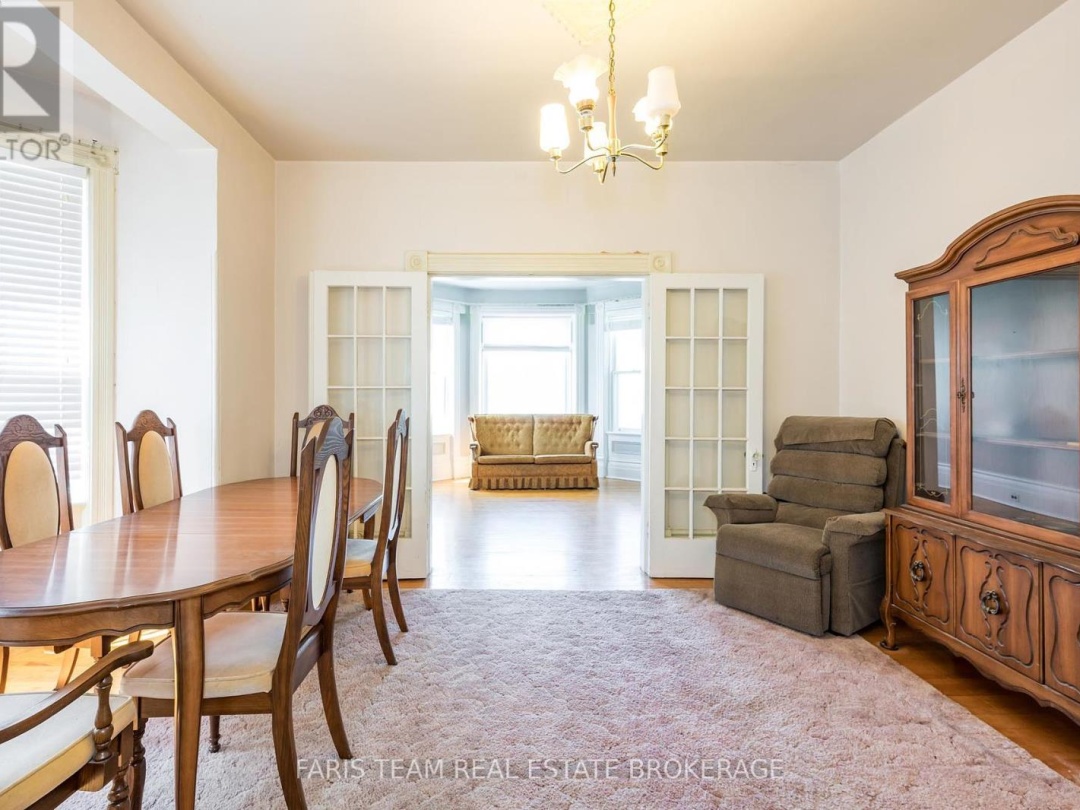 9 BORLAND STREET E, 