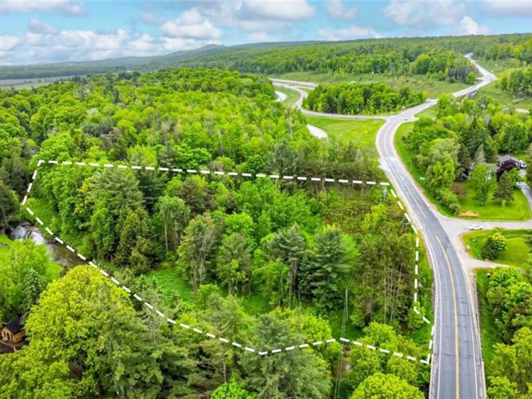 699 MOONSTONE Road E,