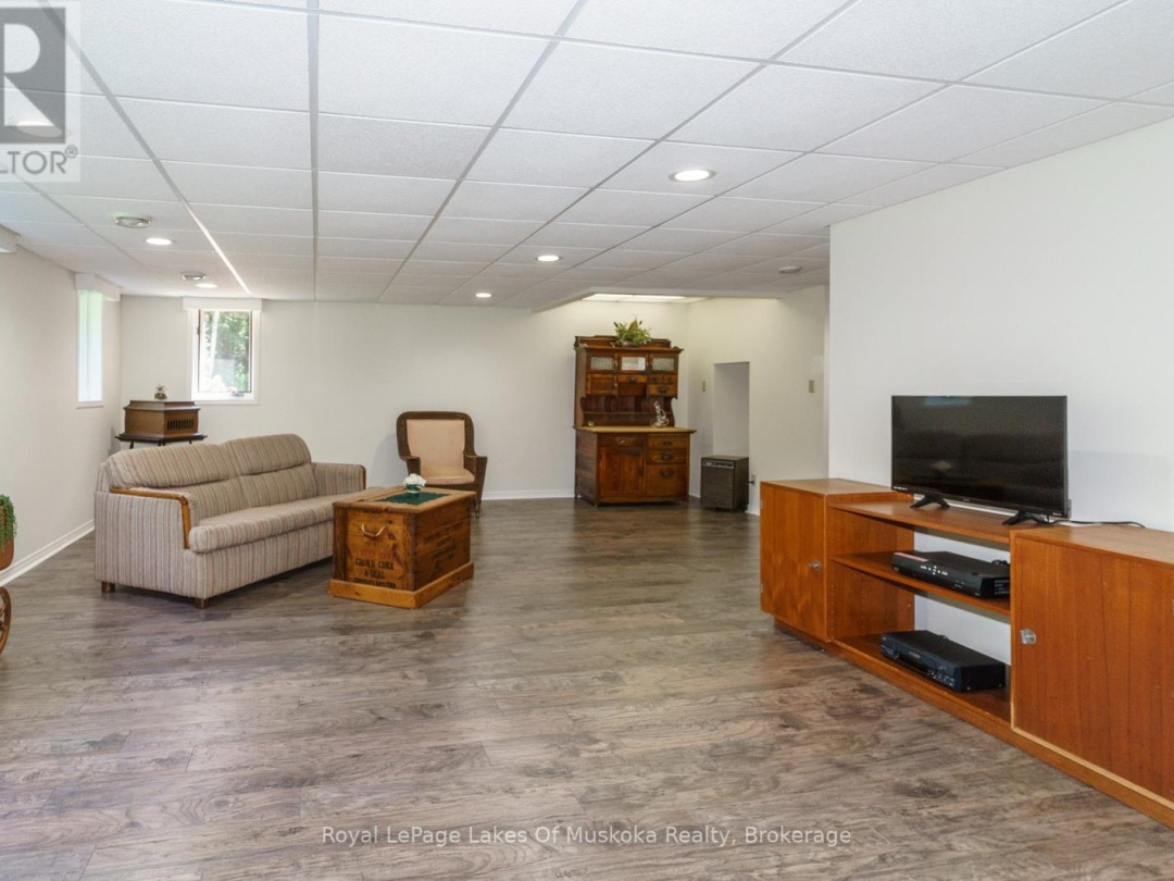 1020 AMELIA CRESCENT, 
