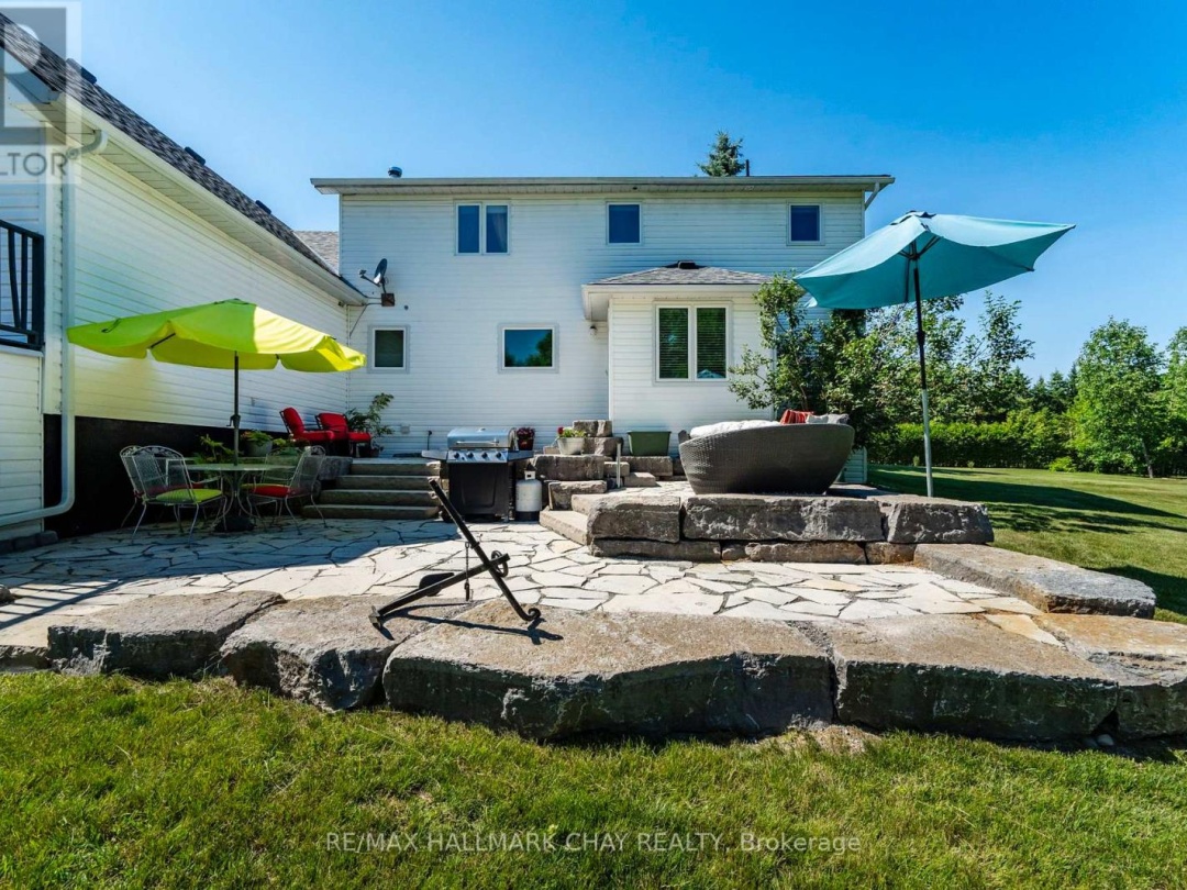 403 MOONSTONE ROAD E, 