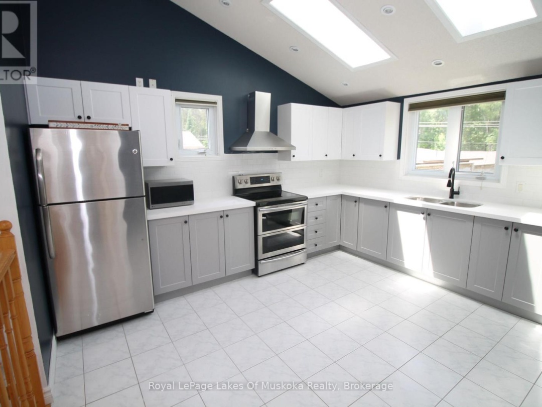 1815 Peninsula Point Road, Severn Lake
