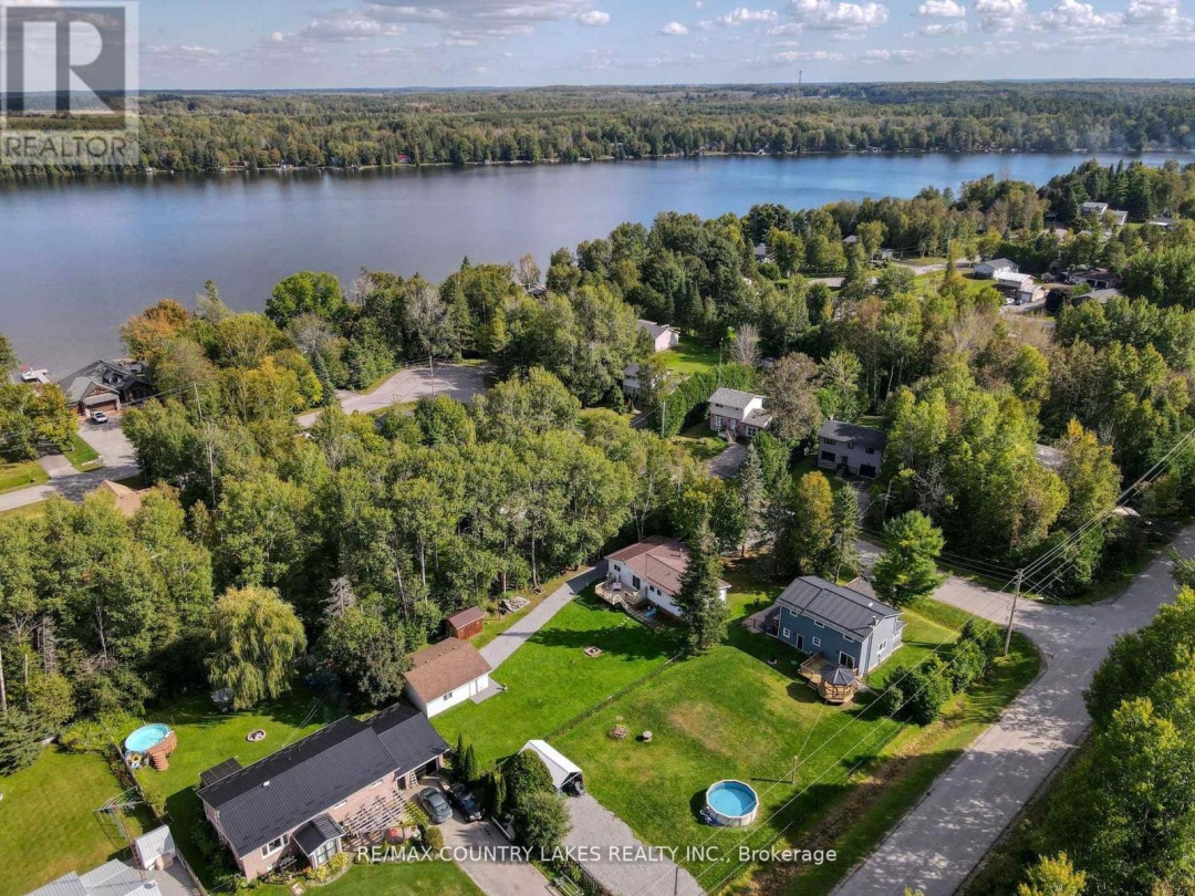 3 PINEWOOD BOULEVARD, Canal Lake