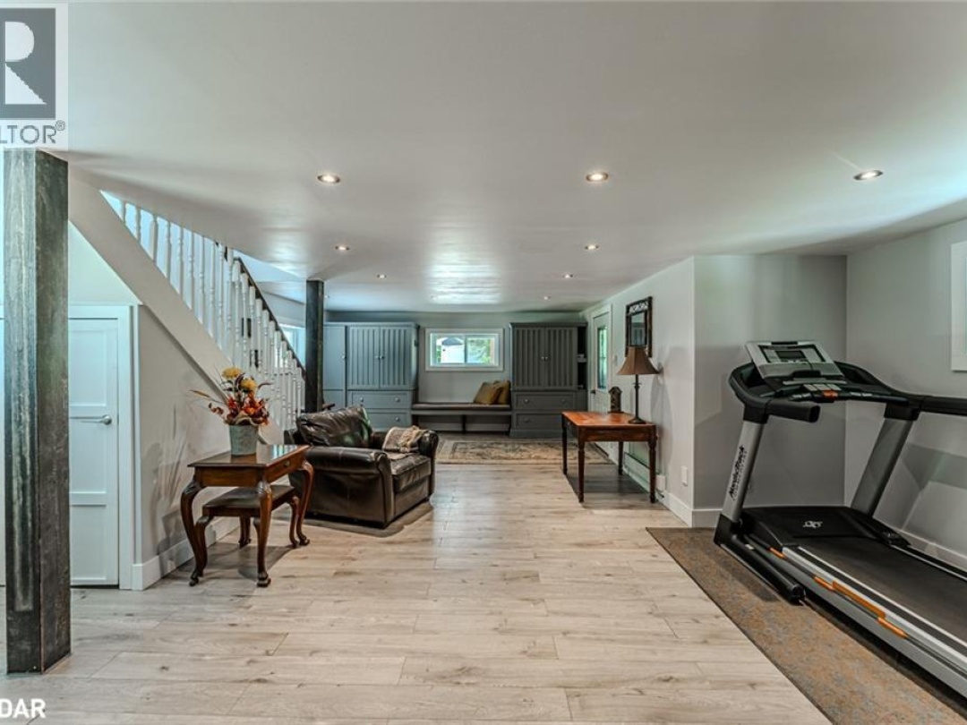 36 MEADOWS Avenue, 