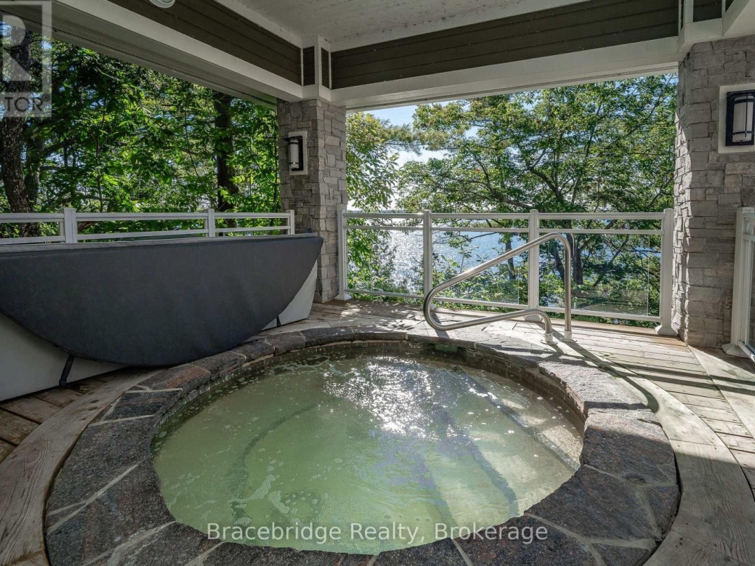E206 D1 1869 Muskoka 118 Road W, 
