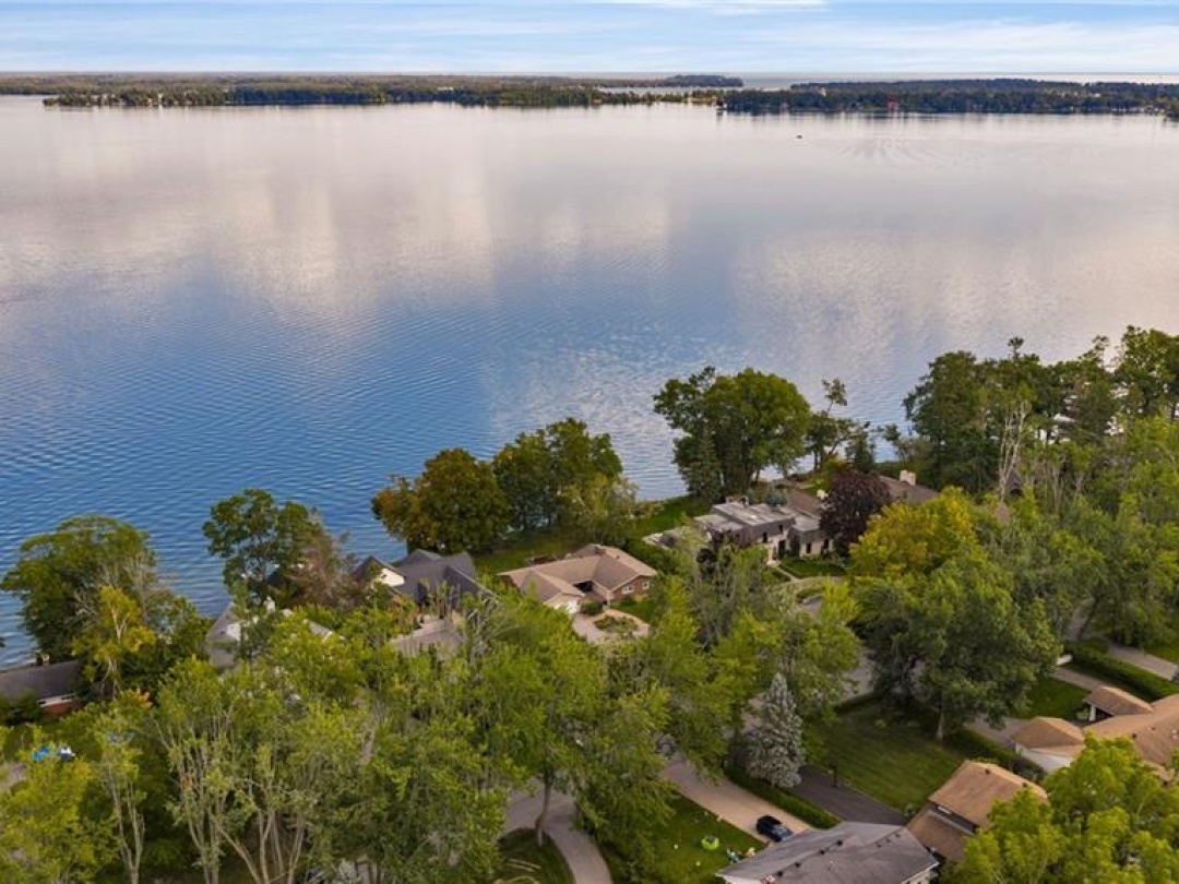 18 MAPLE Drive, 