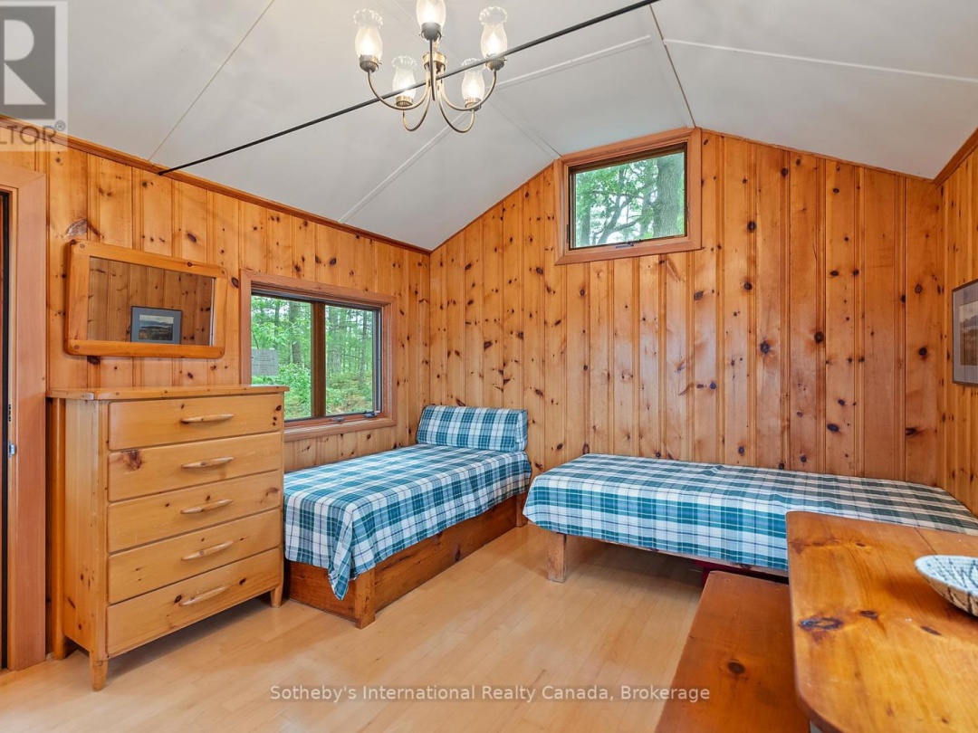 16Lk 1 Wolf Island, Kahshe Lake