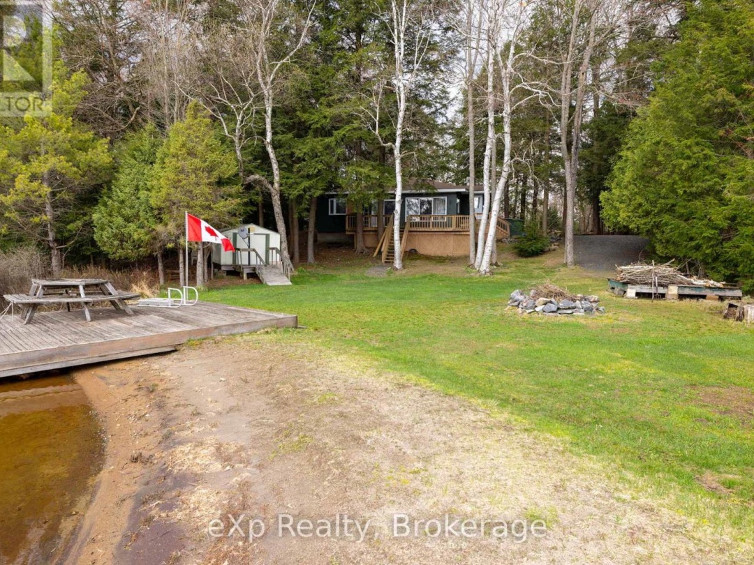 36 Roberts Lake Road E, Roberts Lake