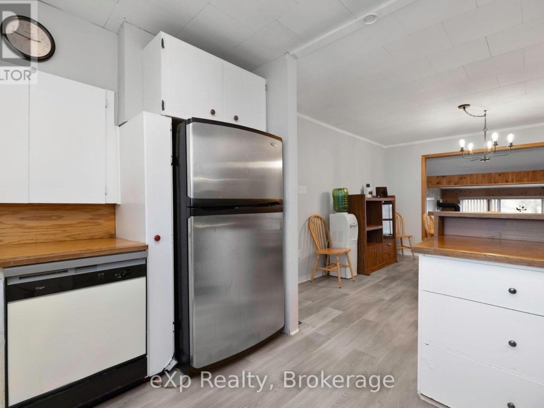 36 Roberts Lake Road E, Roberts Lake