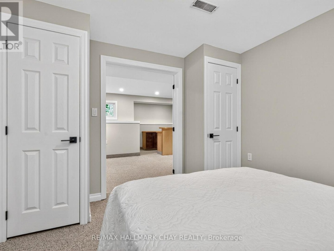 403 MOONSTONE ROAD E, 