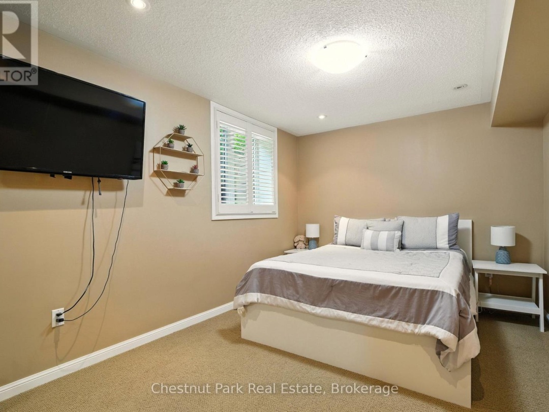 33 CLEARBROOK TRAIL, 