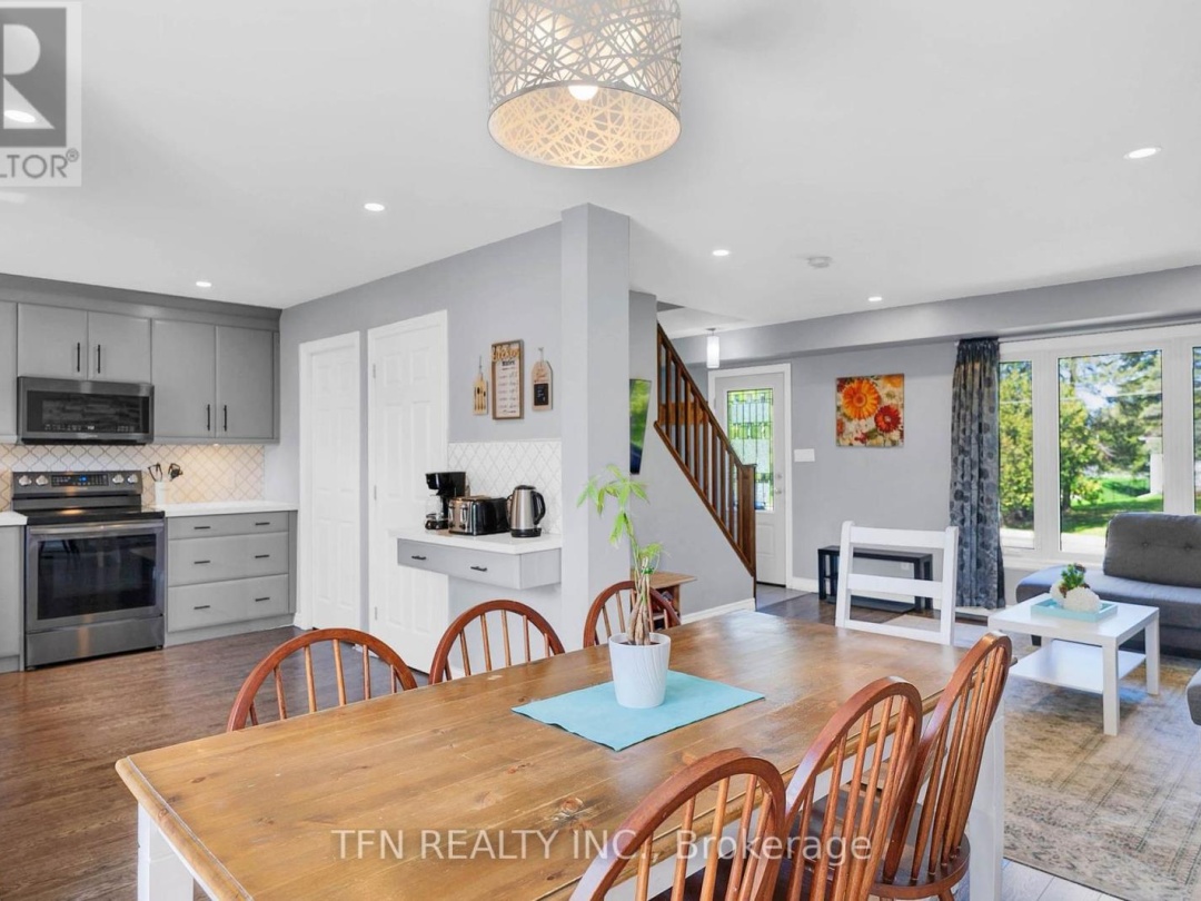 4 PINEWOOD BOULEVARD, 