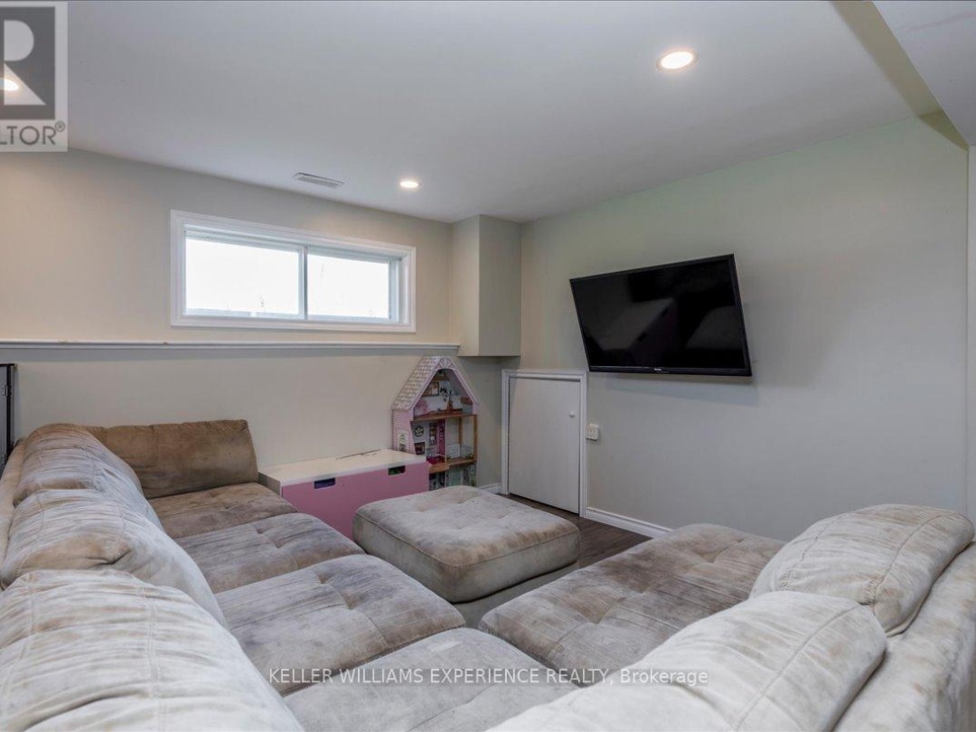 35 CHAMPLAIN CRESCENT, 