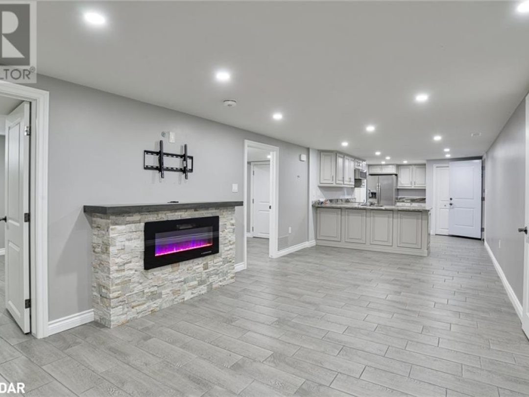 105 WELLINGTON Street, 