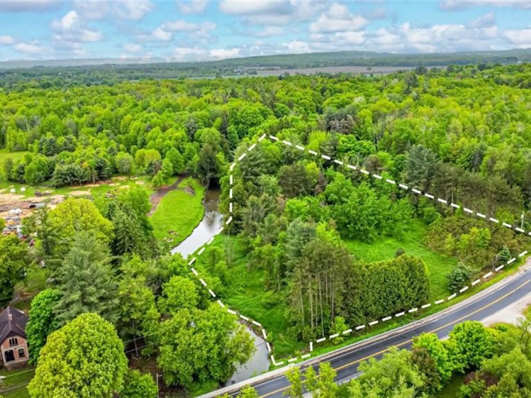 699 MOONSTONE Road E,