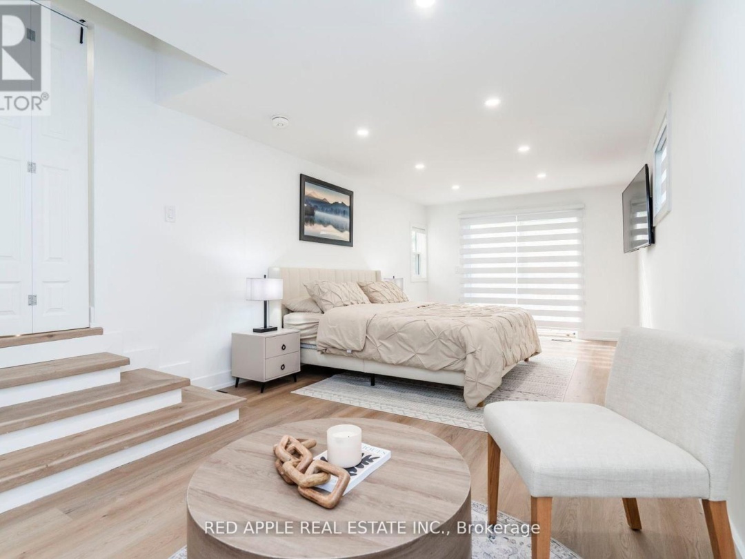 205 Hoyt Avenue, Georgian Bay