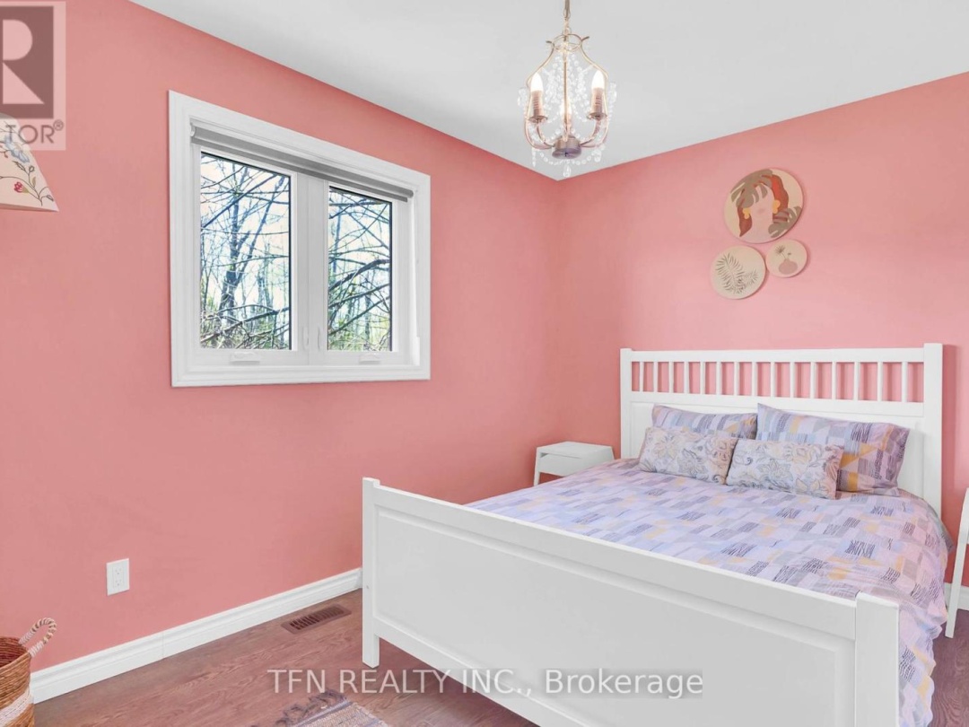 4 PINEWOOD BOULEVARD, 