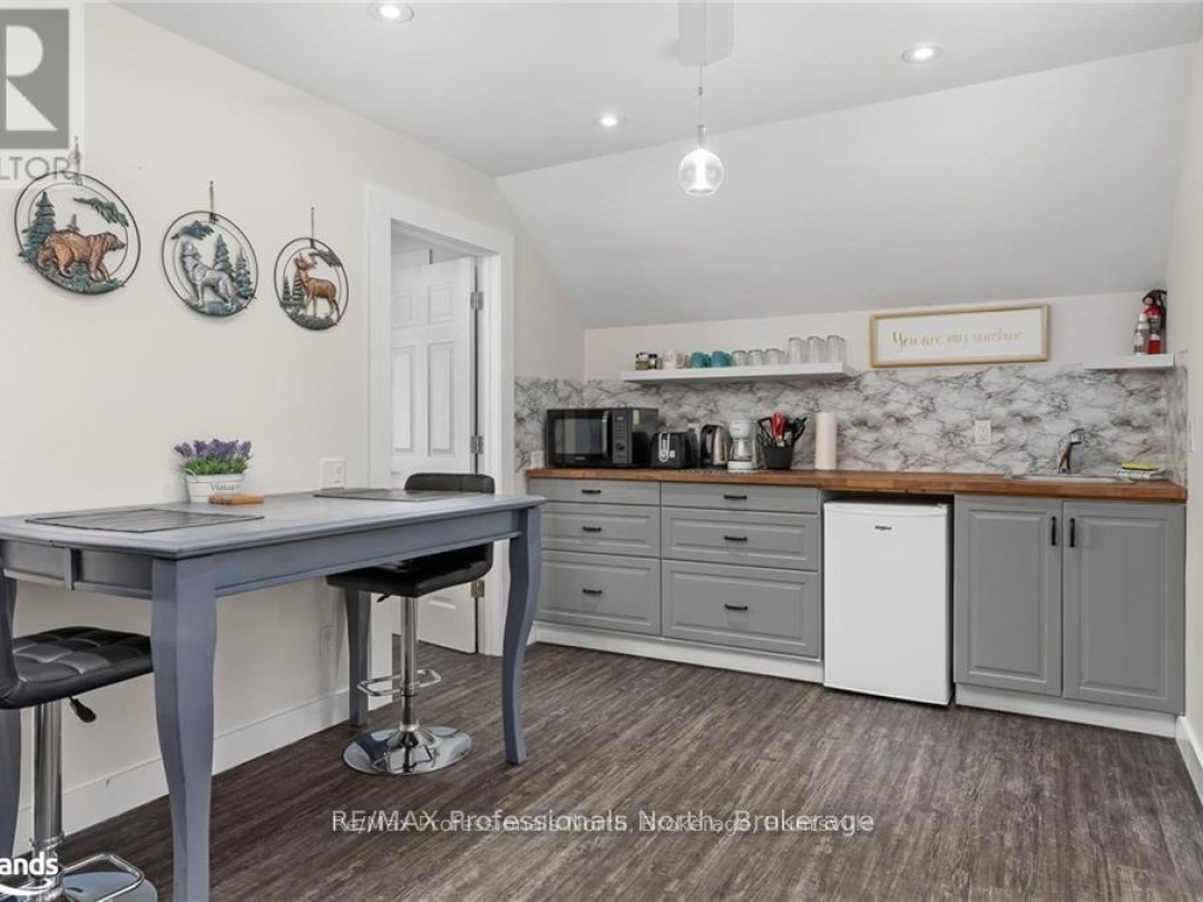 379 Santas Village Road W, Lake Muskoka