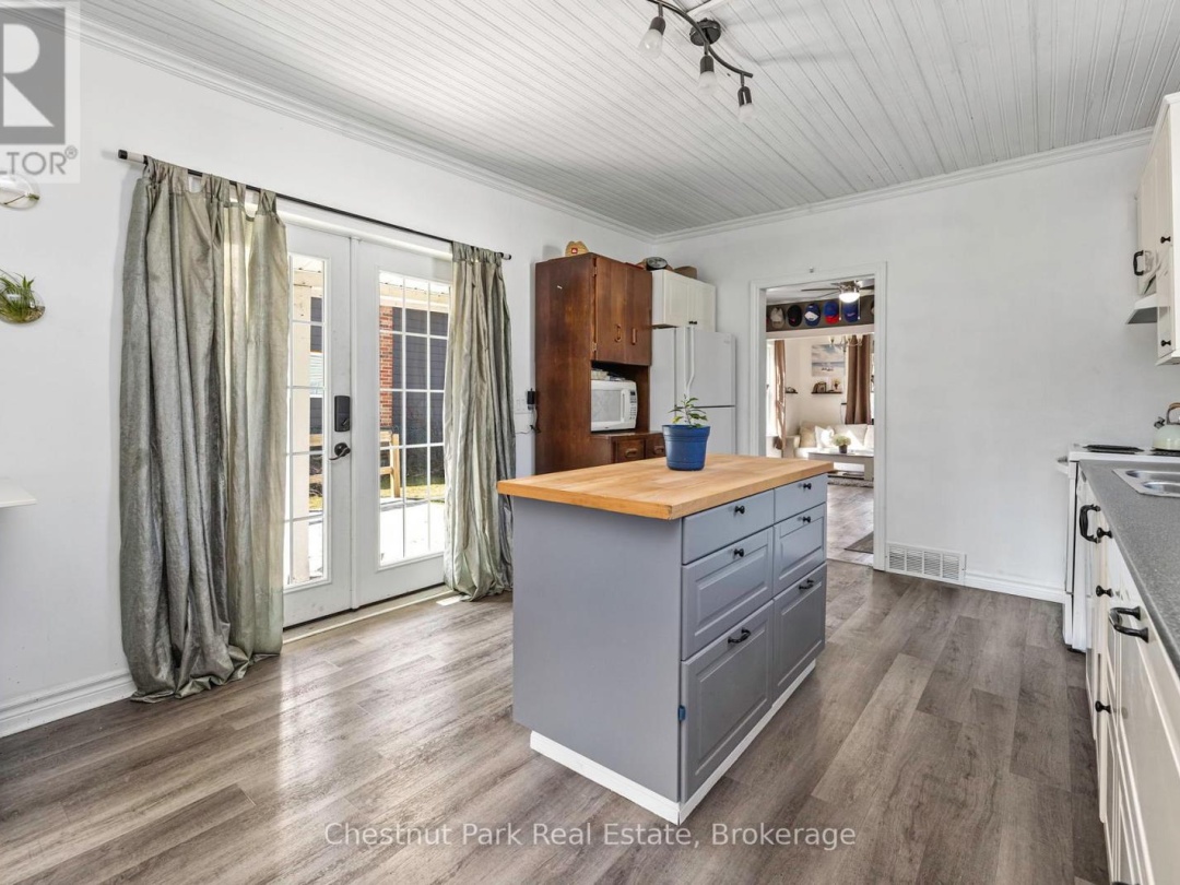 5 SPADINA AVENUE, 