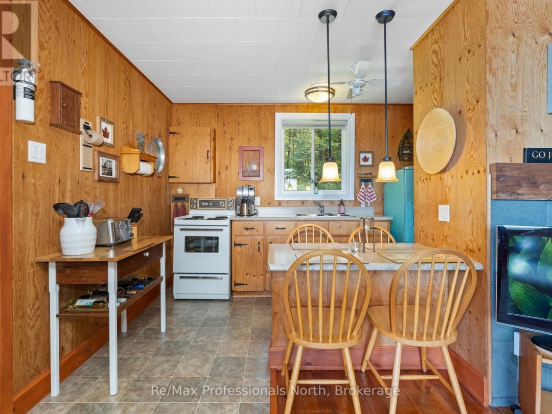 1020 Road 2000, Muldrew-south Lake