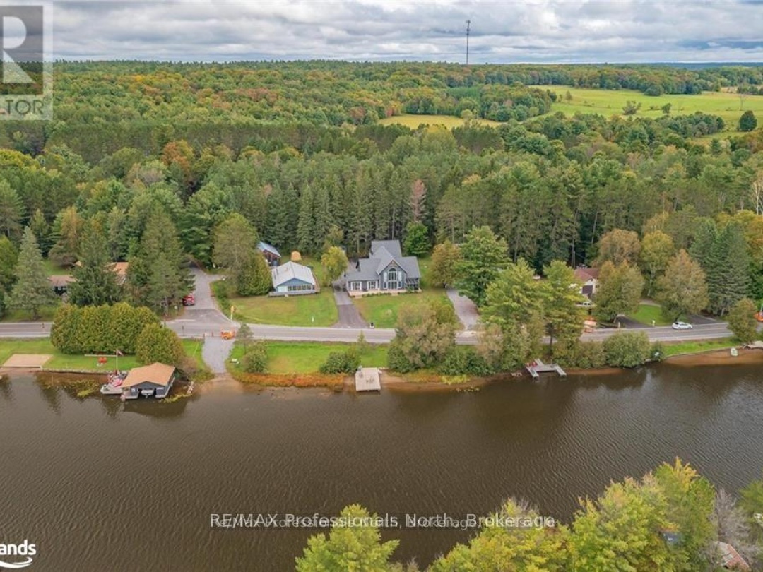 379 Santas Village Road W, Lake Muskoka