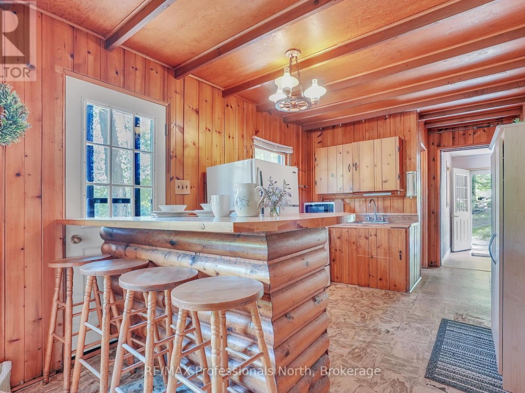 1073 WARD LANE N, 