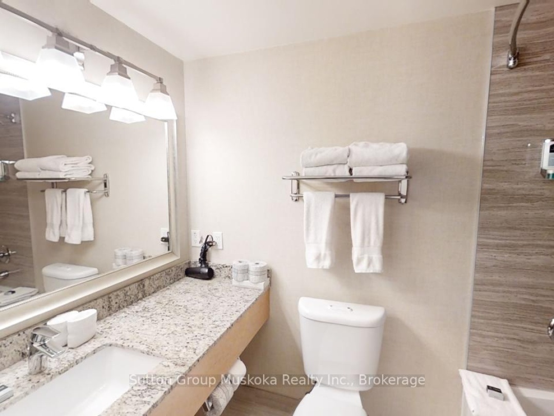 402 - 402 BAYSHORE - DEERHURST DRIVE, Peninsula Lake