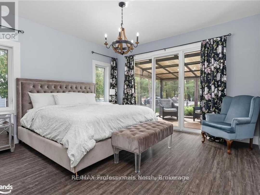 379 Santas Village Road W, Lake Muskoka