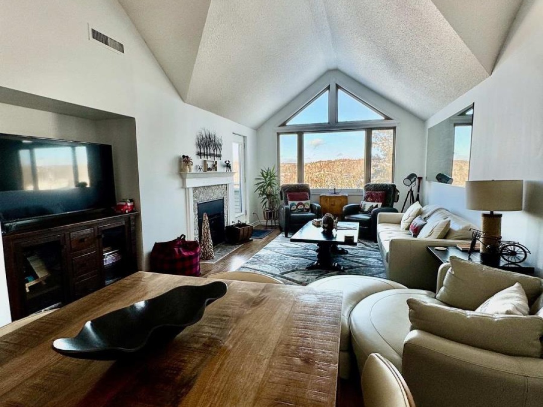 231 Hilltop Grandview Drive, Fairy Lake