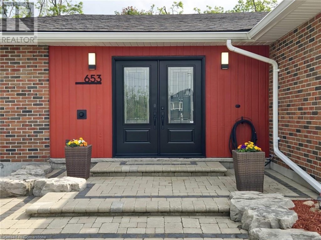 653 SIMCOE Street, 