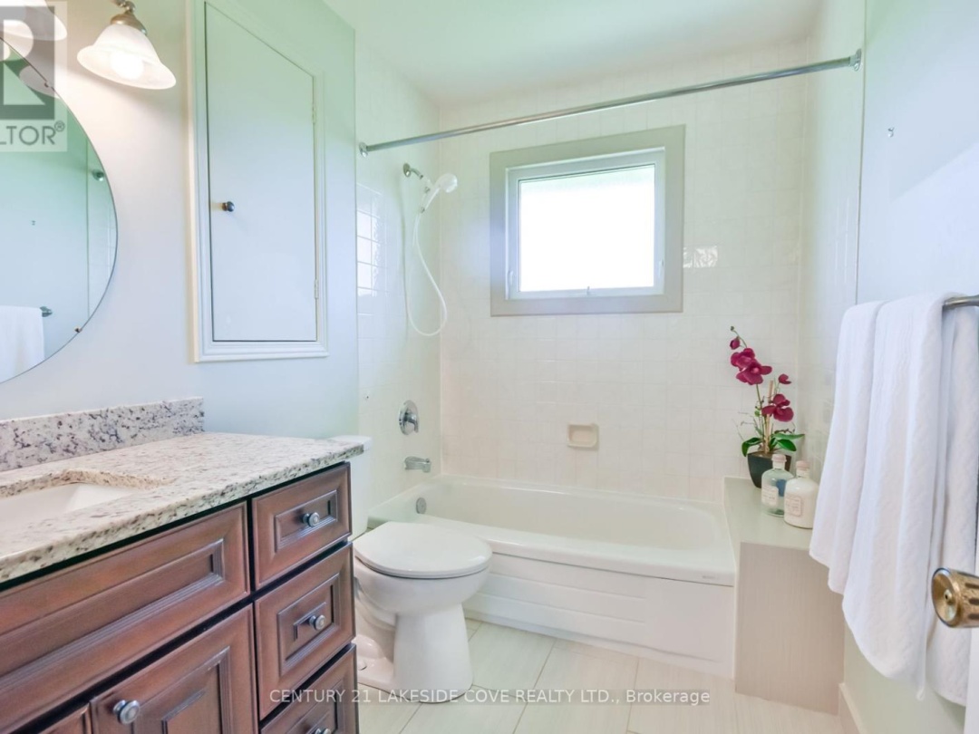121 Bayshore Drive, Lake Simcoe