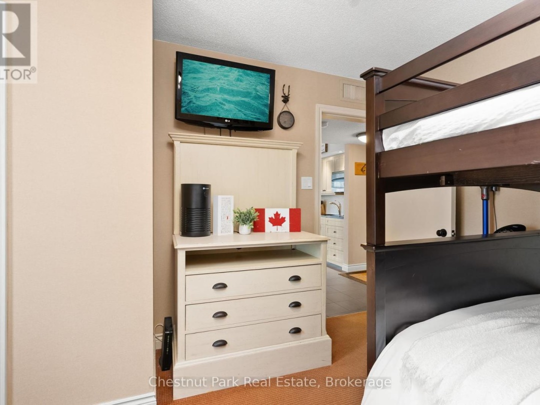 52 107 1235 Deerhurst Drive, Peninsula Lake