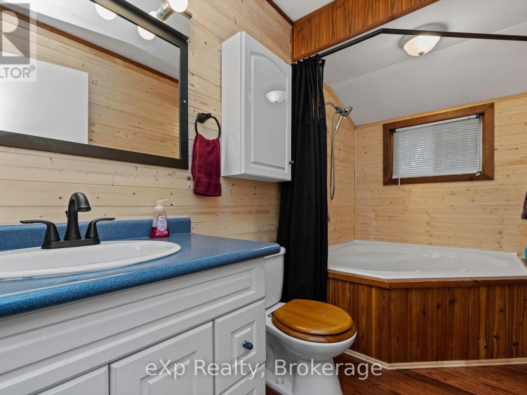 36 Roberts Lake Road E, Roberts Lake