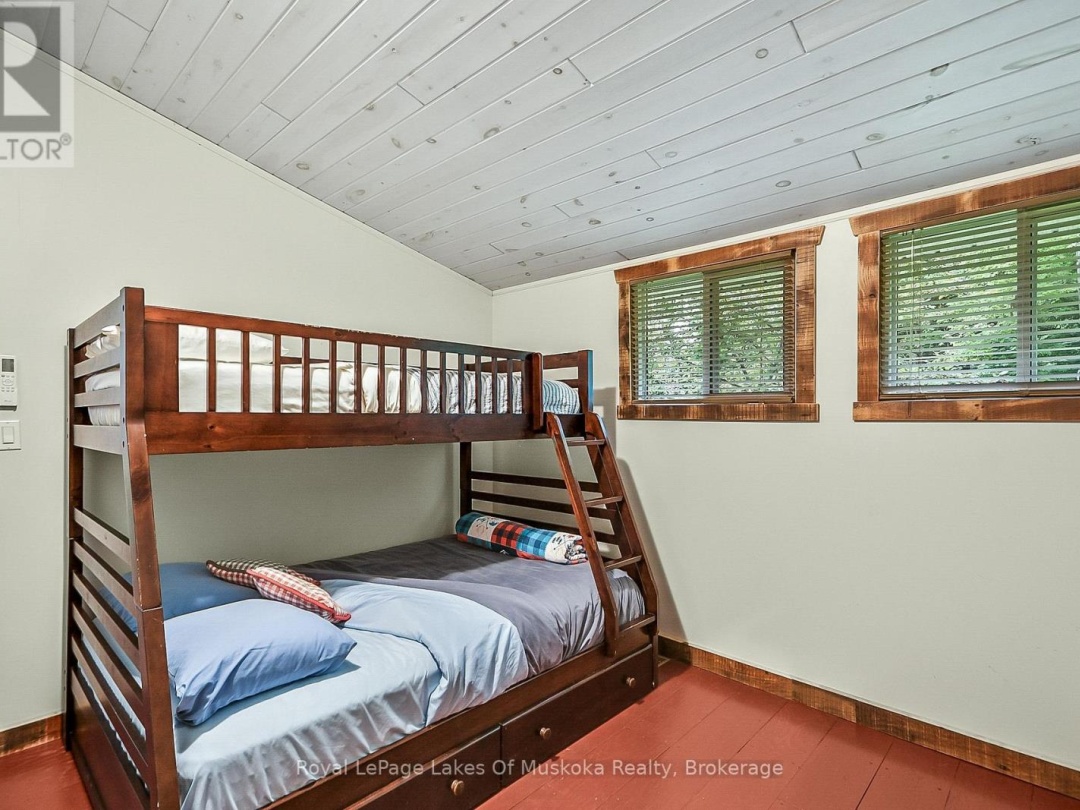 1009 KIRBYS BEACH ROAD W, 