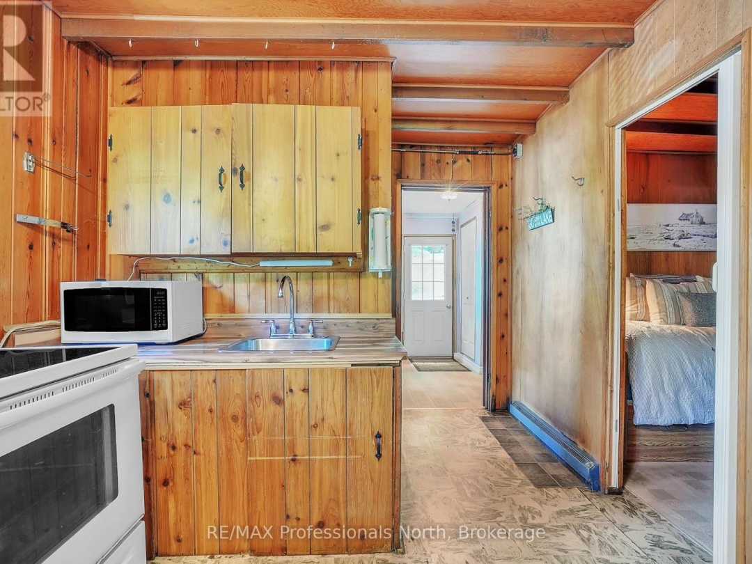 1073 WARD LANE N, 