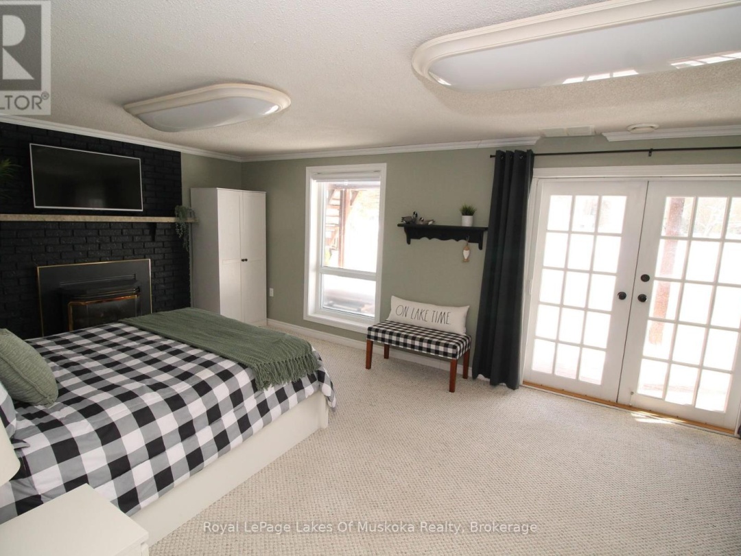1815 Peninsula Point Road, Severn Lake