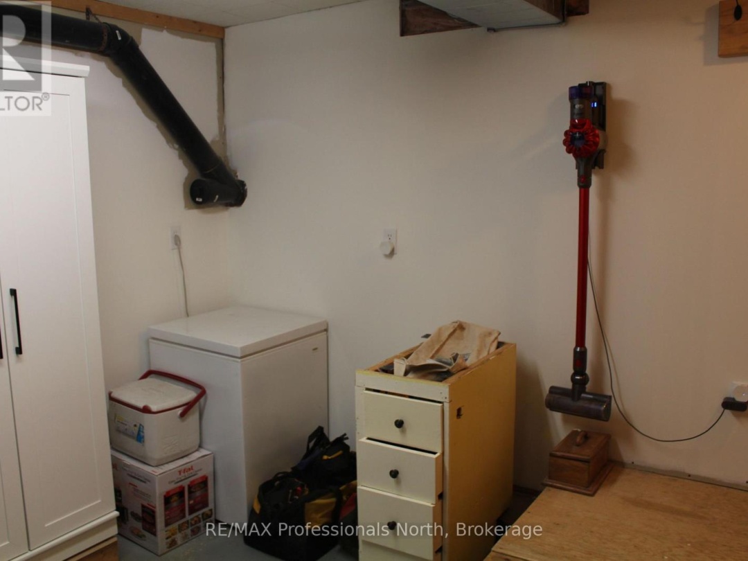 1121 OLD DONALD ROAD N, 